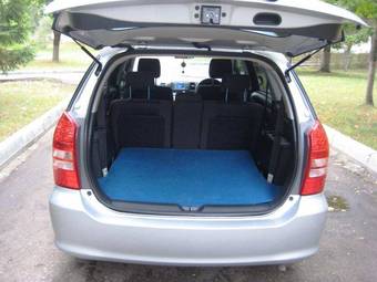 2003 Toyota Wish Photos