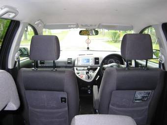 2003 Toyota Wish Photos