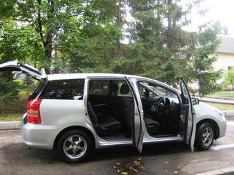 2003 Toyota Wish Pictures