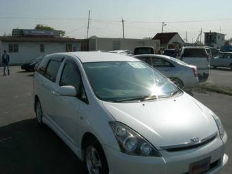 2003 Toyota Wish Photos