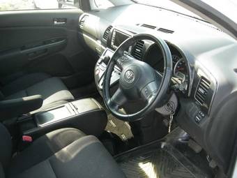 2003 Toyota Wish Pictures