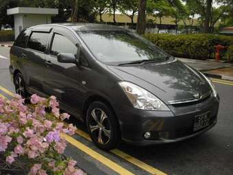 2004 Toyota Wish Photos