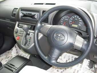 2004 Toyota Wish Pictures