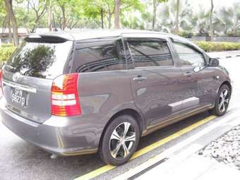 2004 Toyota Wish Pics