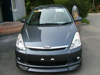 2004 Toyota Wish Photos