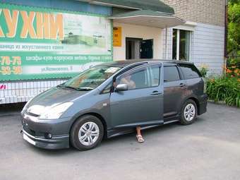 2004 Toyota Wish Pictures