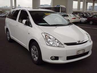 2004 Toyota Wish Images