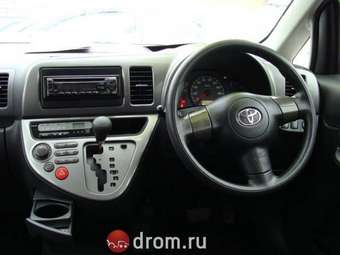 2004 Toyota Wish Pictures
