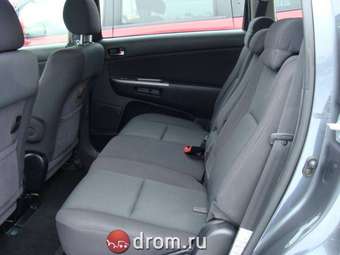 2004 Toyota Wish Pictures