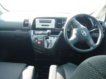 2004 Toyota Wish Pictures