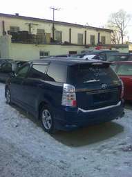 2004 Toyota Wish Wallpapers