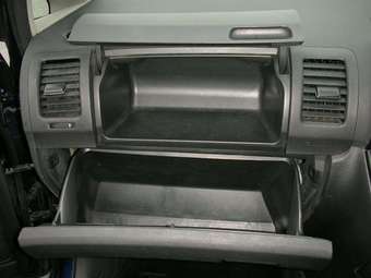 2004 Toyota Wish Photos