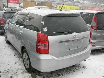 2004 Toyota Wish Pictures