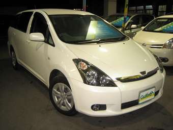 2004 Toyota Wish Photos