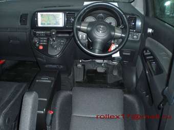 2004 Toyota Wish Pictures