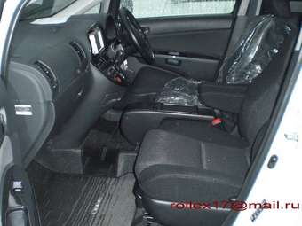 2004 Toyota Wish Pictures