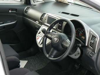 2004 Toyota Wish Images