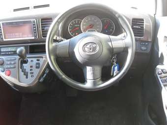 2004 Toyota Wish Images