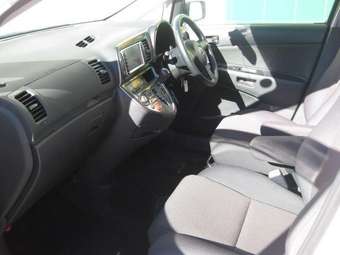 2004 Toyota Wish Pictures