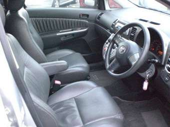 2004 Toyota Wish Images