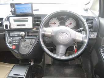 2004 Toyota Wish Pictures