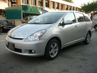 2004 Toyota Wish Pictures