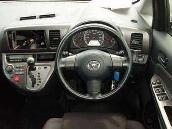 2004 Toyota Wish Pictures