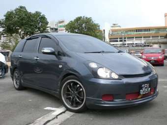 2004 Toyota Wish Photos
