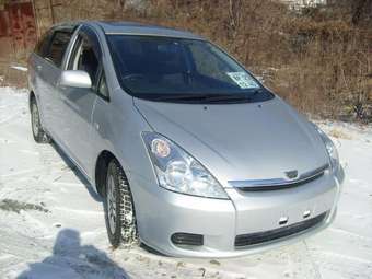 2004 Toyota Wish Pictures