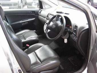 2004 Toyota Wish Pictures