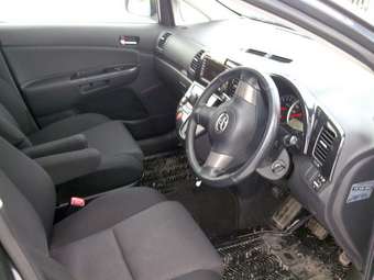 2004 Toyota Wish Photos
