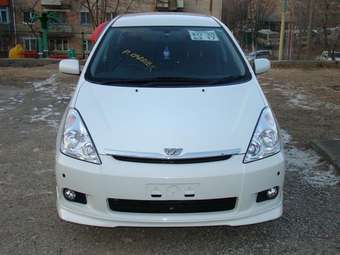 2004 Toyota Wish Wallpapers