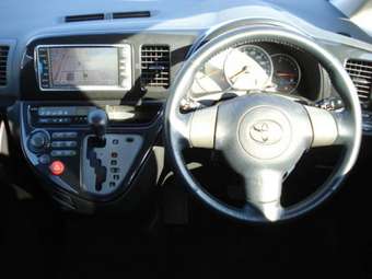 2004 Toyota Wish Pictures