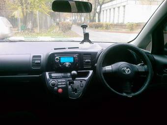 2004 Toyota Wish Pictures