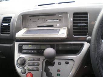 2004 Toyota Wish Pictures