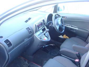 2004 Toyota Wish Pics