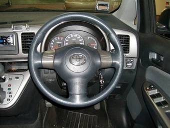 2004 Toyota Wish Pictures