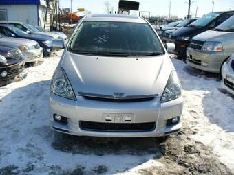 2004 Toyota Wish Photos
