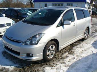 2004 Toyota Wish Photos