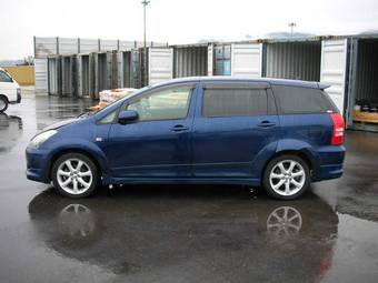 2004 Toyota Wish Photos