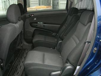 2004 Toyota Wish Images