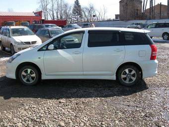 2004 Toyota Wish Pictures