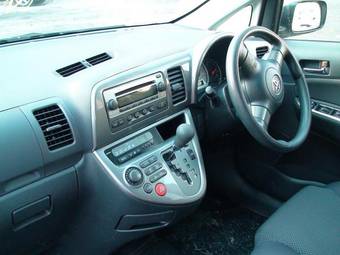 2004 Toyota Wish Pictures