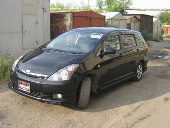 2004 Toyota Wish Photos