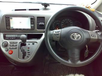 2004 Toyota Wish Photos