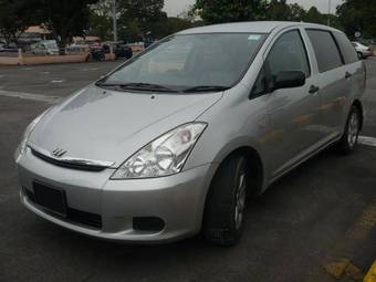 2004 Toyota Wish Pictures