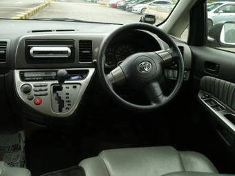 2004 Toyota Wish Pictures
