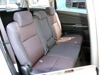 2004 Toyota Wish Photos