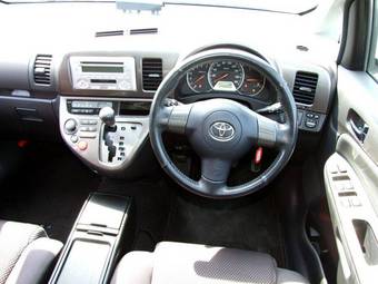 2004 Toyota Wish Pictures