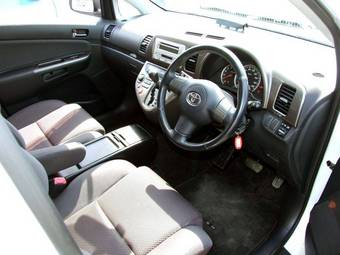 2004 Toyota Wish Photos